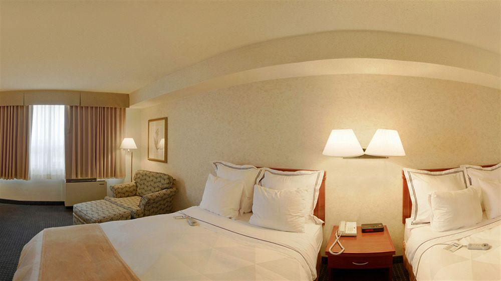 Holiday Inn Hotel & Suites London By Ihg Esterno foto