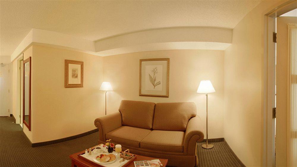 Holiday Inn Hotel & Suites London By Ihg Esterno foto
